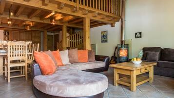Smart-tv, een open haard, een dvd-speler en boeken