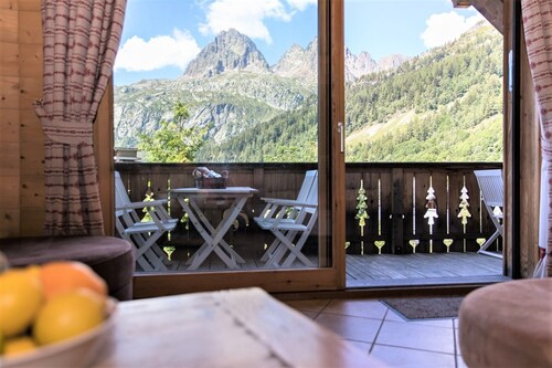 Family-friendly ski to the door Chalet with Sauna
