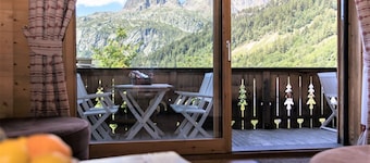 Family-friendly ski to the door Chalet with Sauna