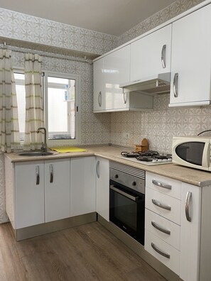 Kjøleskap, mikrobølgeovn, ovn og kaffetrakter/tekoker