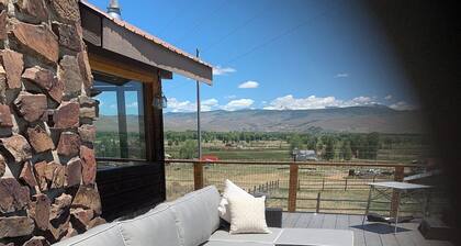2+ Acres with large deck and hot tub, 30 minutes from Crested Butte