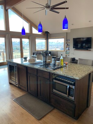 Comedor y isla de cocina