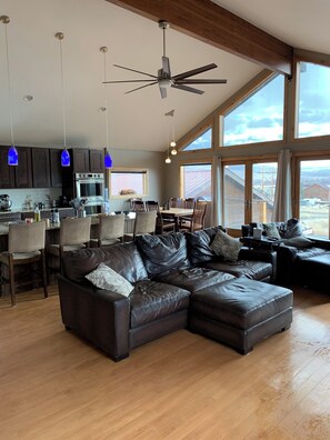 Smart TV, chimenea y tenis de mesa