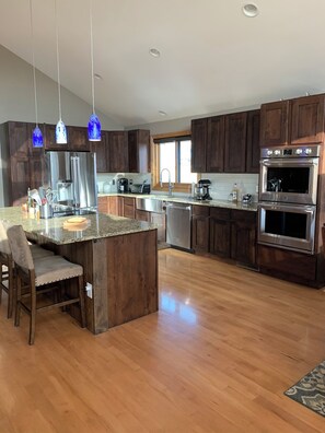 Comedor y isla de cocina