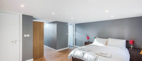 4 bedrooms, desk, iron/ironing board, WiFi