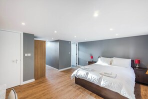4 bedrooms, desk, iron/ironing board, WiFi - Family Home near Greenwich: 4 Bedrooms & Garden (London)