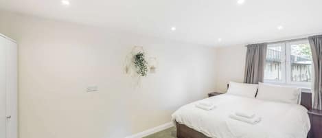 4 bedrooms, desk, iron/ironing board, WiFi