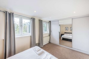 4 bedrooms, desk, iron/ironing board, WiFi