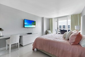 1 chambre, bureau, fer et planche à repasser, lit de bébé portatif