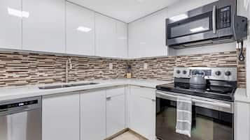 Refrigerador, microondas, horno y parrilla de estufa