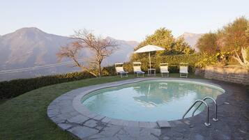 Una piscina al aire libre de temporada