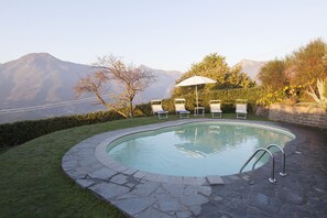 Una piscina al aire libre de temporada