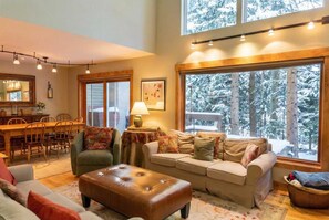 TV, lareira, escritórios