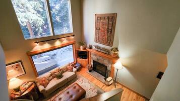 Televisión, chimenea y oficina