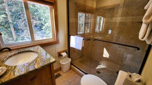 Badewanne, Haartrockner, Handtücher