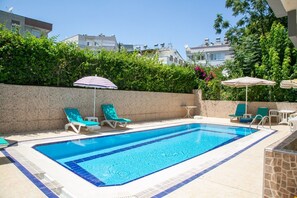 Una piscina al aire libre de temporada