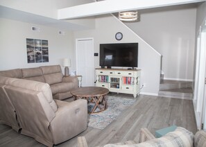 Smart TV, books - Come feel the "SEA BREEZE" - Minimum 2 week rental starting on Sundays (Emerald Isle)