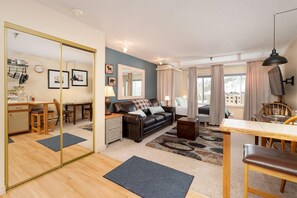 Una televisión, una chimenea