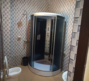 Signature Suite | Bathroom | Shower, rainfall showerhead, free toiletries, towels - Joclarif Hotel (Zaria)