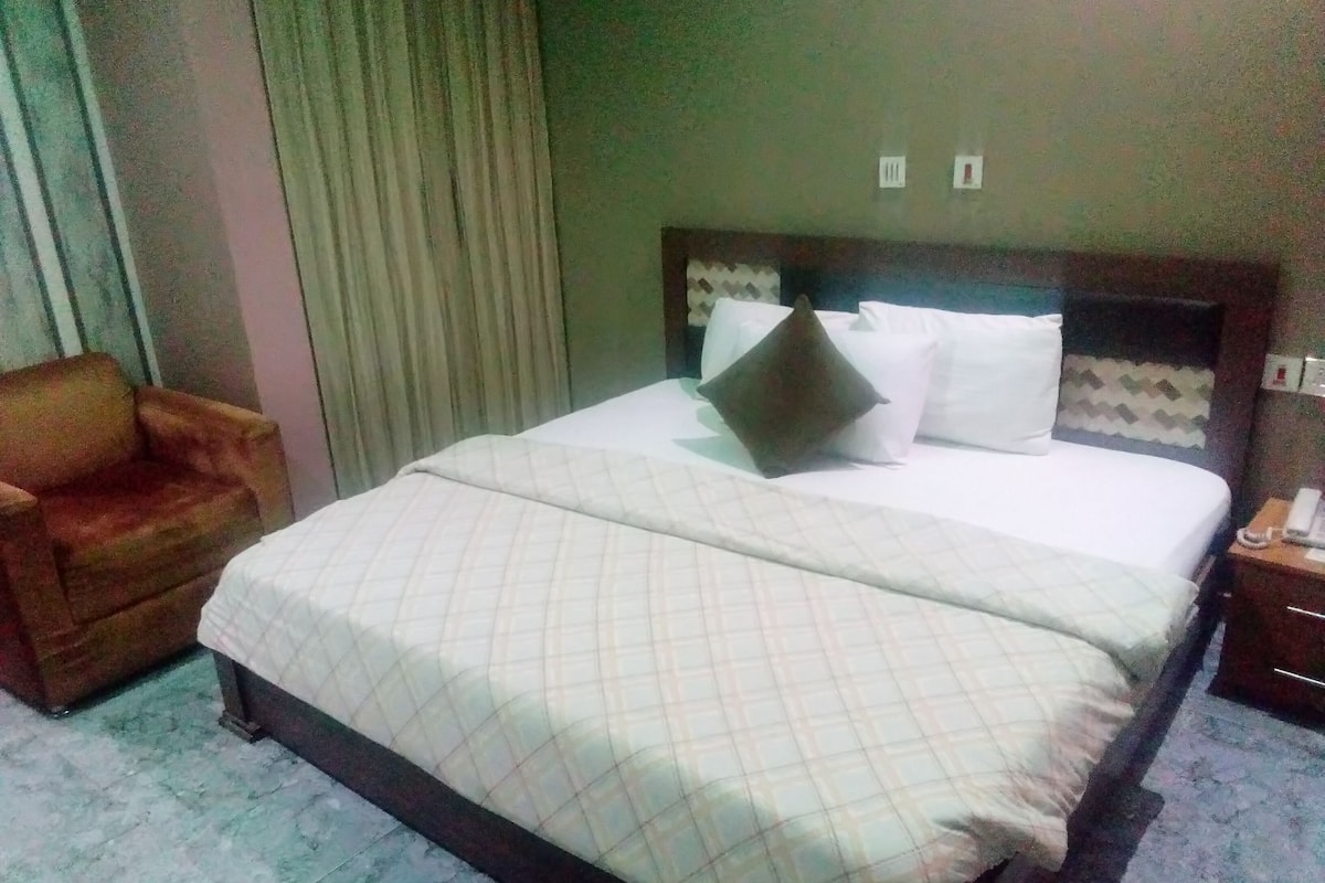 Habitación Royal | 1 habitación, ropa de cama de alta calidad y decoración personalizada