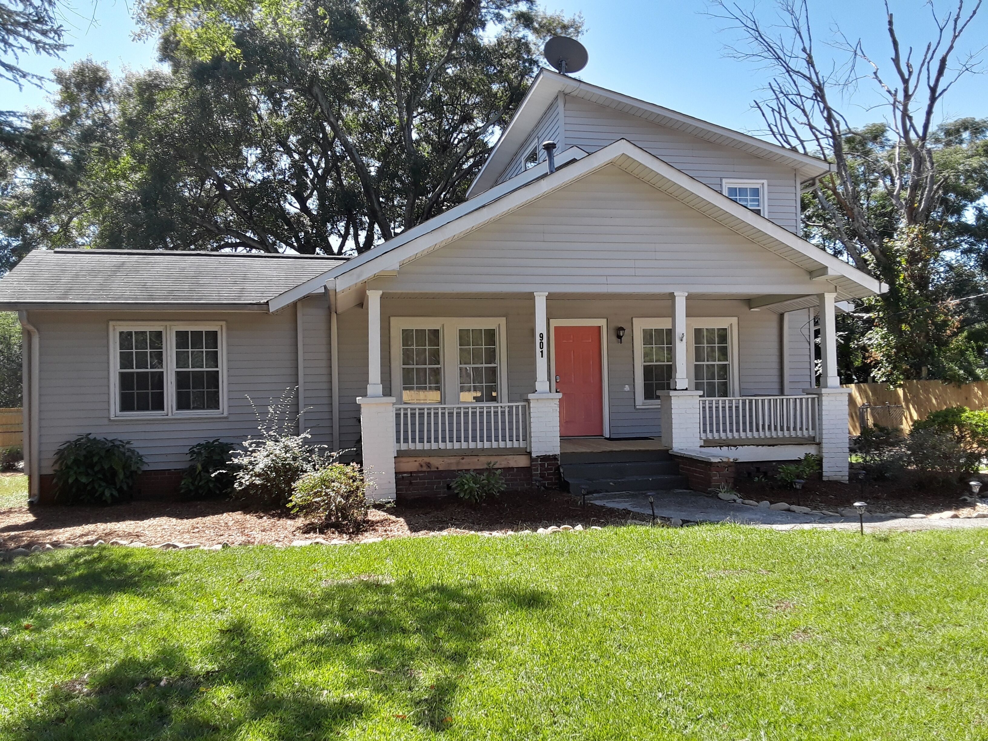 Sleeps 8, minutes to downtown Greenville