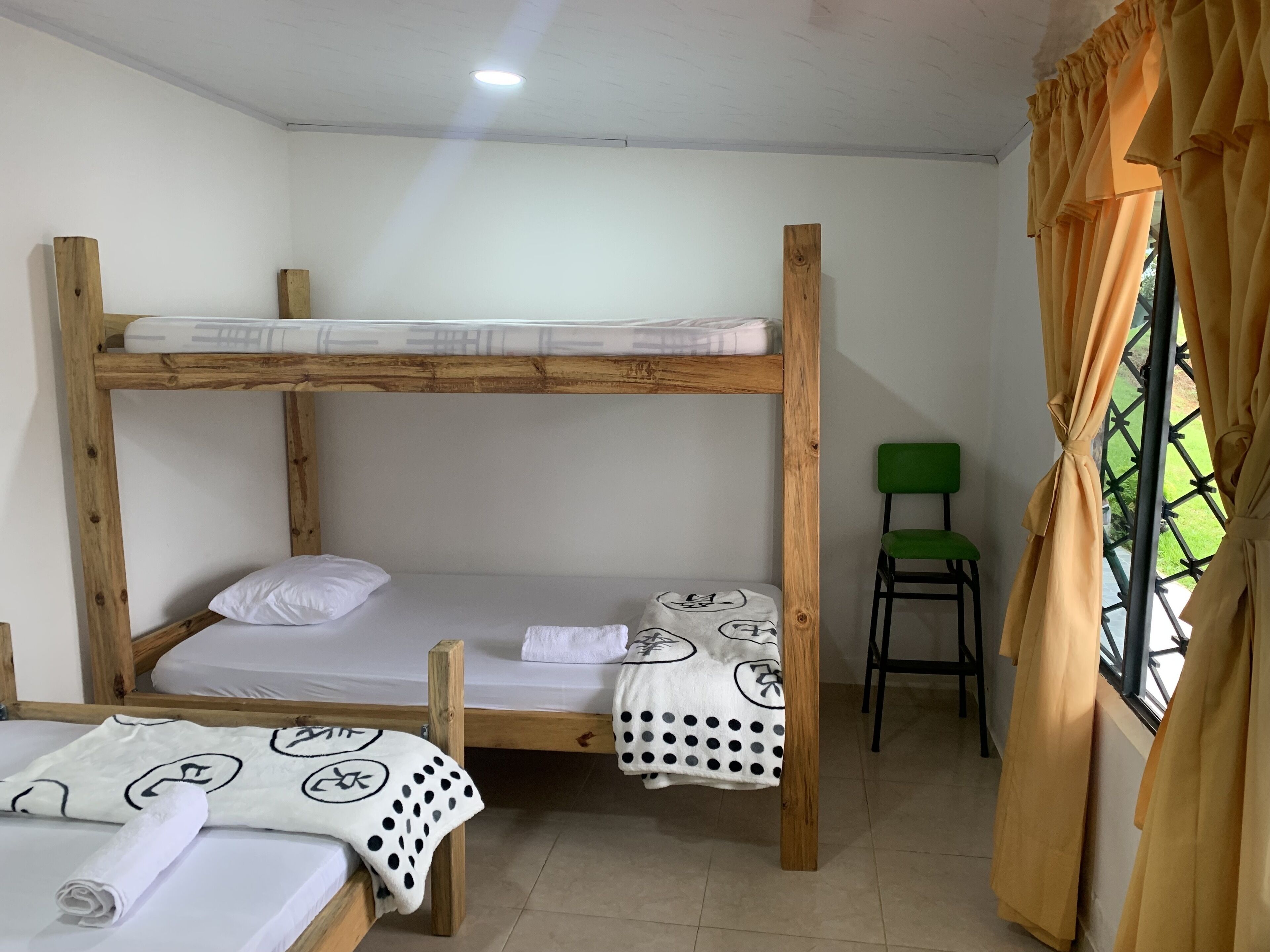 Rideaux occultants, Wi-Fi gratuit, draps fournis