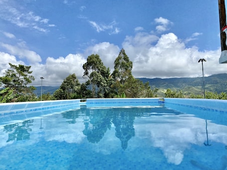 Una piscina al aire libre