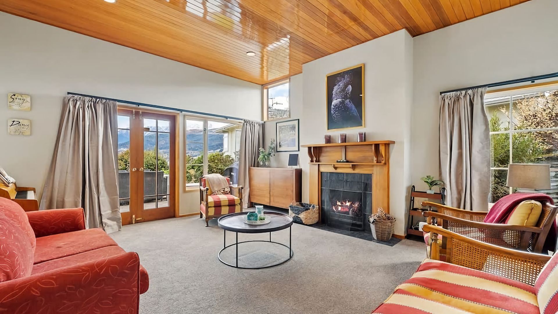 Televisión y chimenea 