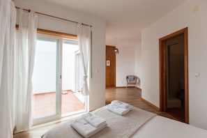 1 habitación, tabla de planchar con plancha, wifi gratis y ropa de cama