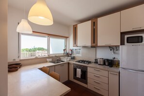 Refrigerador, microondas, horno y cafetera y tetera 