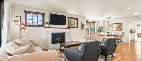 Älytelevisio, takka, kirjoja