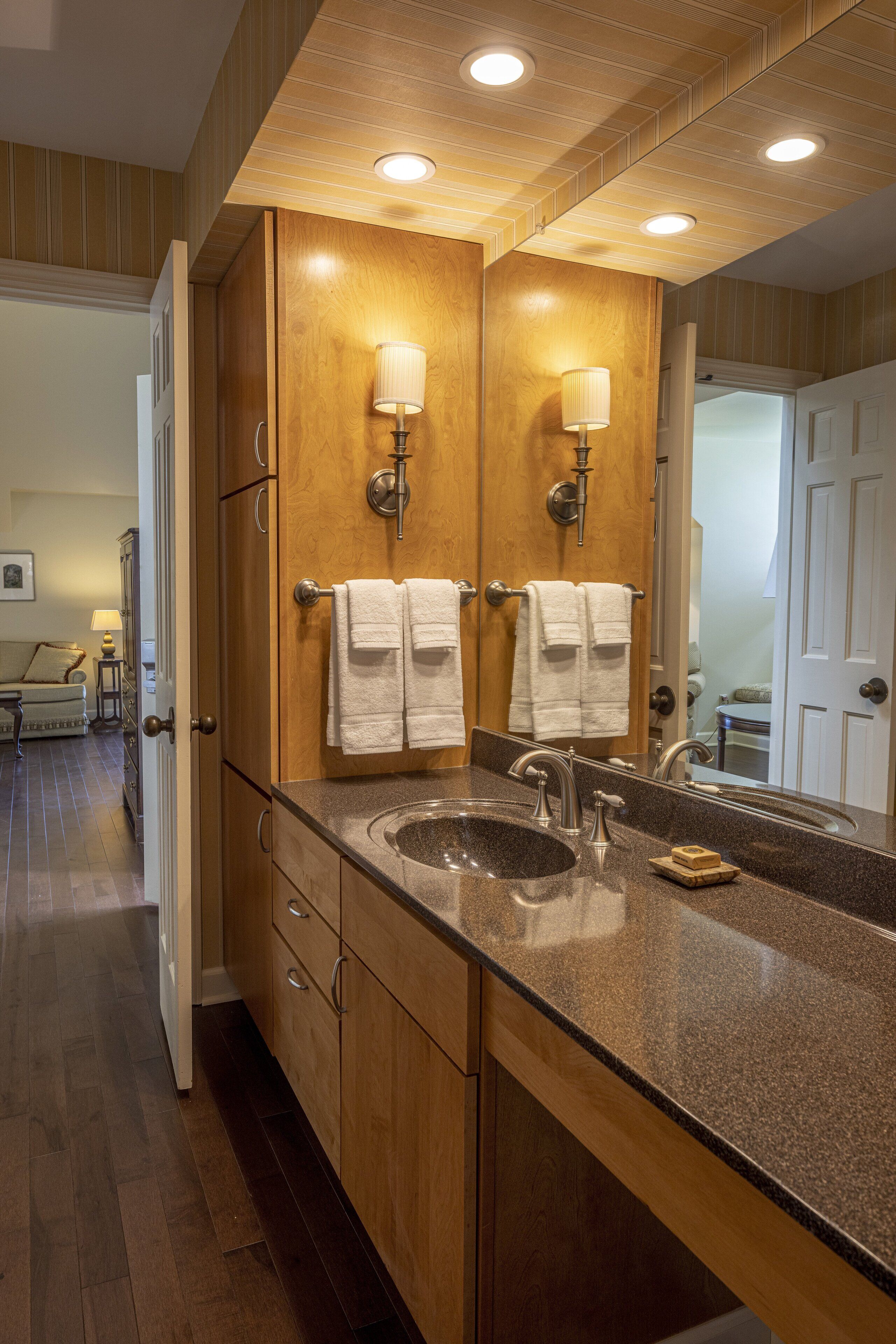 executive suite, 1 king bed (scenic view) | bathroom | free toiletries, hair dryer, towels, soap