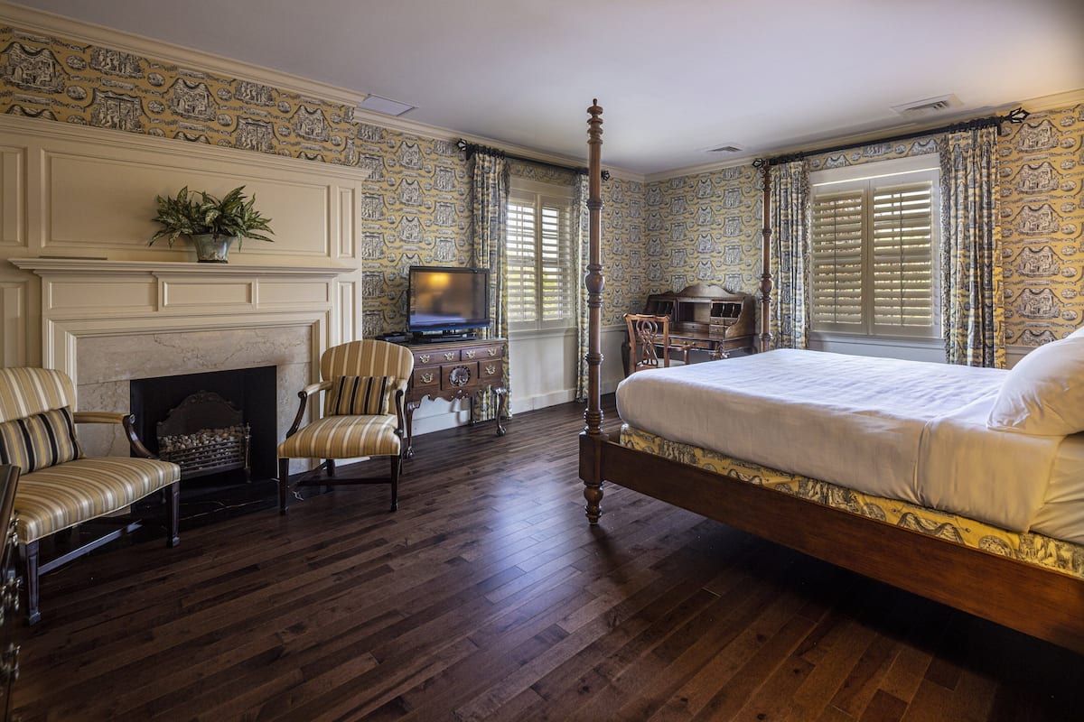 executive suite, 1 king bed (main house, scenic view) | individually decorated, individually furnished, desk, blackout curtains