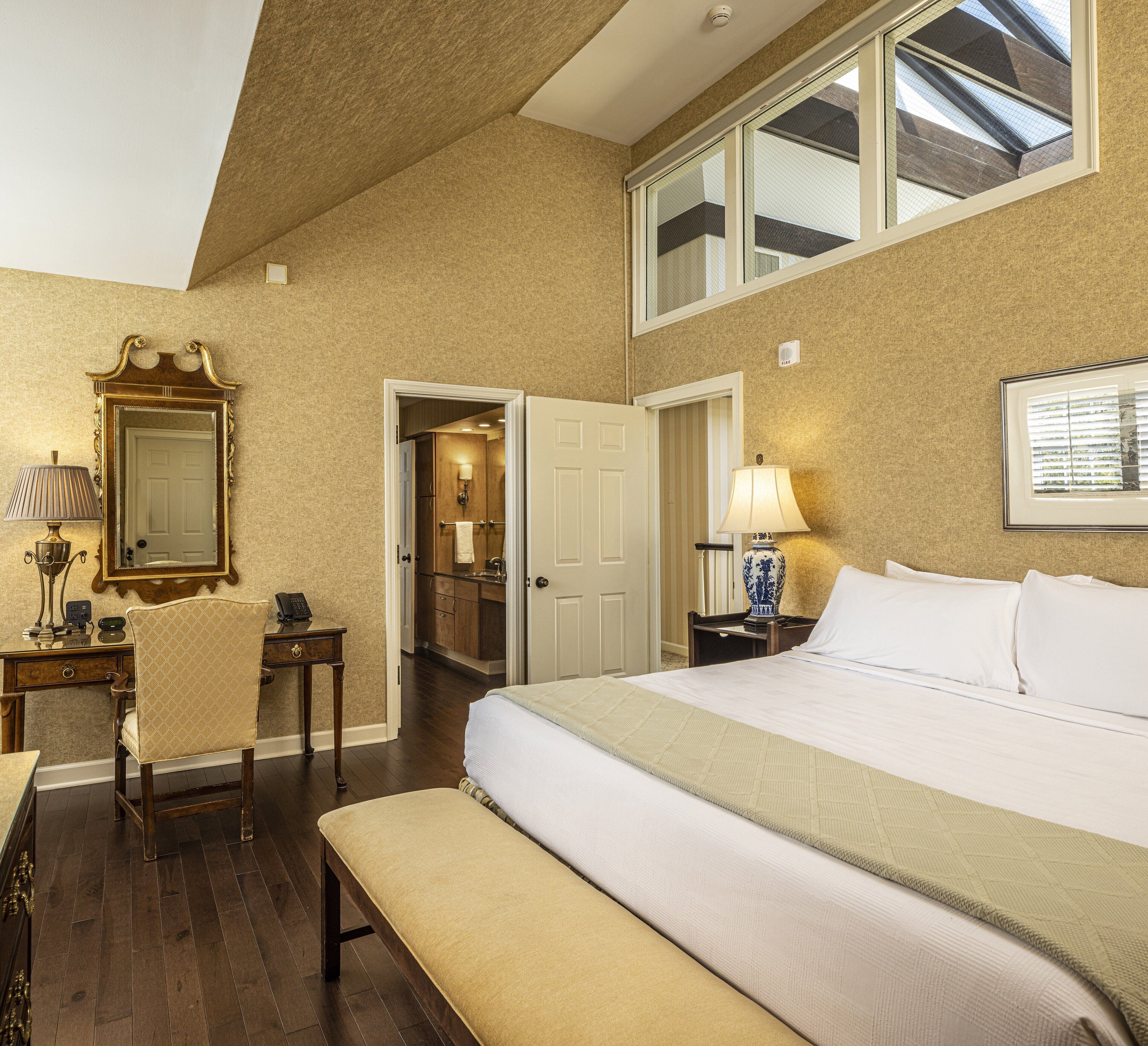 executive suite, 1 king bed (scenic view) | individually decorated, individually furnished, desk, blackout curtains