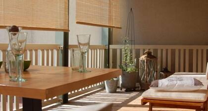 LoggiaHaus am Schloss, apartment Pünktchen, 1st floor, loggia Partly furnished. Castle view