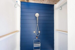 Douche, sèche-cheveux, serviettes fournies, shampoing