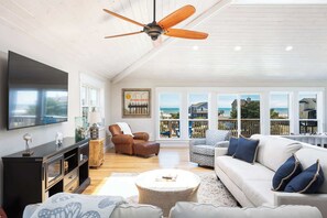 TV, DVD player, offices - Newly Renovated Semi-Oceanfront Duck Home w/Pool (Duck)