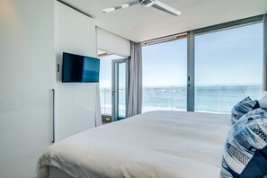 2 bedrooms, desk, iron/ironing board, WiFi