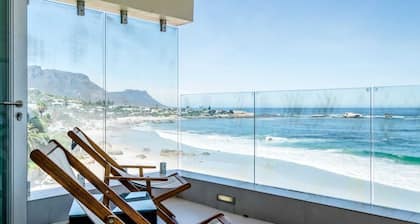 Clifton Apartment on the Waters Edge (Ocean Breeze)