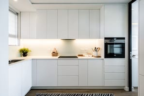 Geladeira, micro-ondas, fogão, cooktop