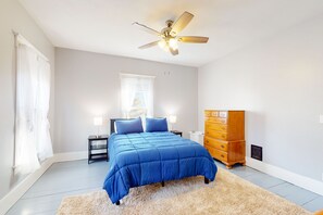 3 عدّة غرف نوم ومكتب وخدمة الإنترنت وملاءات أسرّة