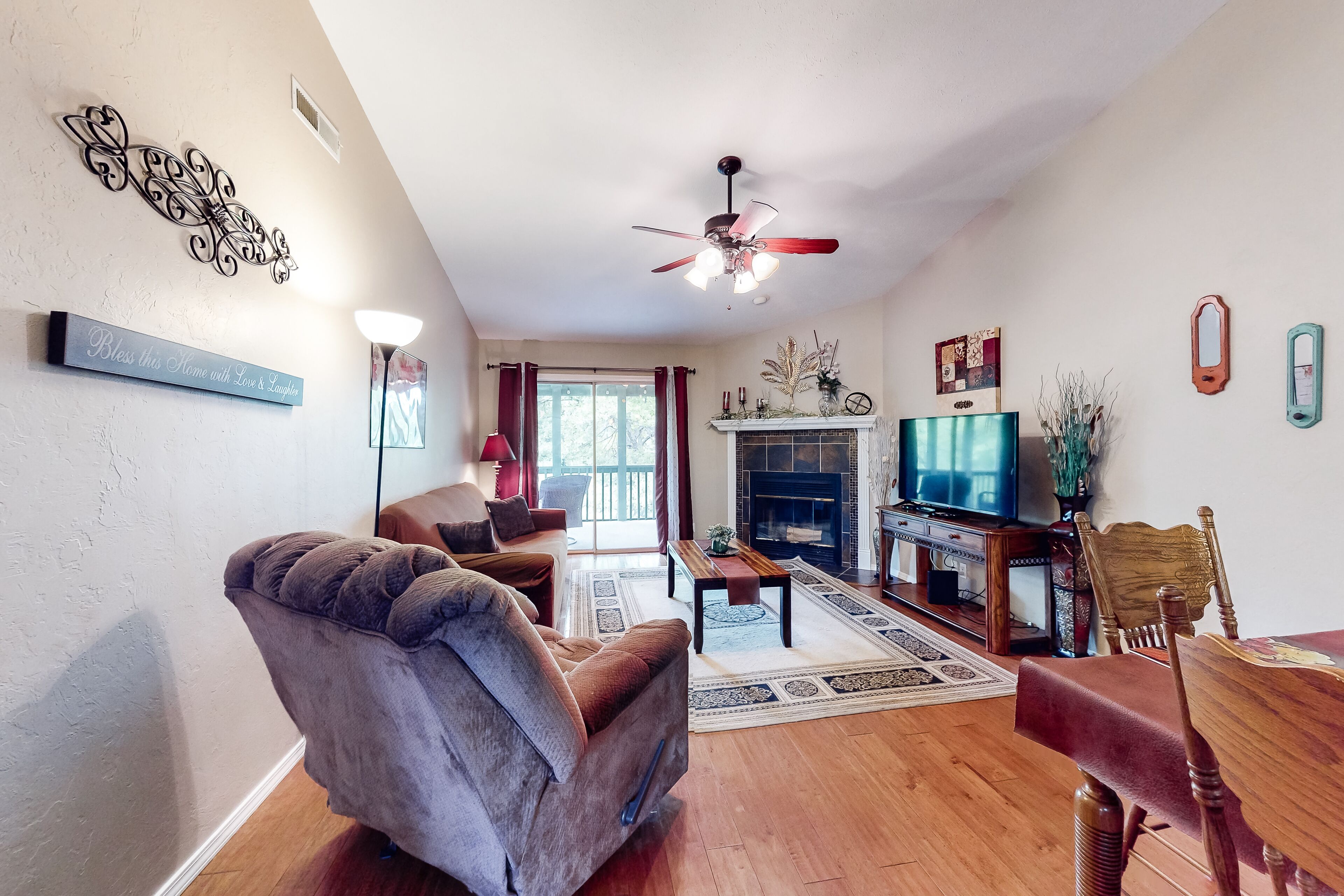 Comfortable, 2nd-floor condo with balcony, washer/dryer, pools, & clubhouse