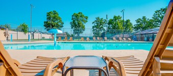 Comfortable, 2nd-floor condo with balcony, washer/dryer, pools, & clubhouse