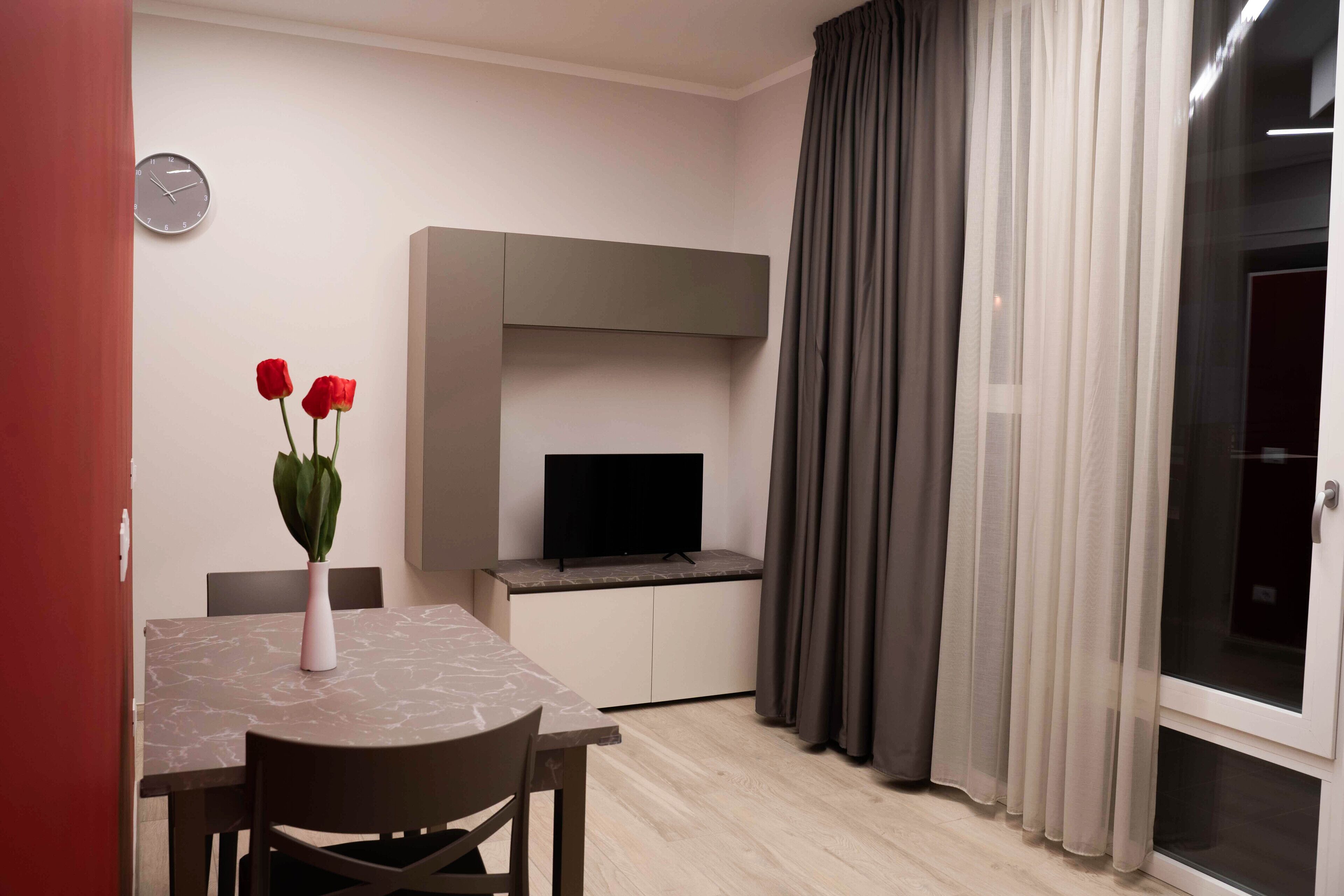 Loft | Biancheria da letto ipoallergenica, una scrivania, postazione laptop