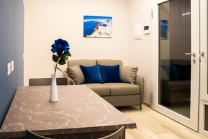 Loft | Living area | 40-inch flat-screen TV with digital channels, TV - Terranova 49 (Novara)