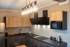 Fridge, microwave, stovetop, cookware/dishes/utensils