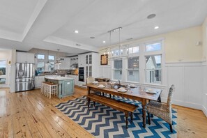 Dining - Soundfront Dog Friendly w/ Private Pool, Hot Tub, Elevator, Cmty Boat Slips (Salvo)