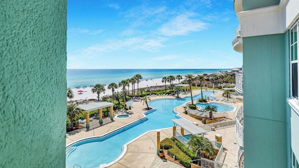 Un resort con piscina, playa y vista al océano.
