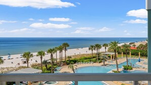 Un resort con piscina, playa y vista al océano.