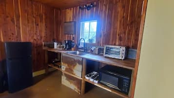 Kühlschrank, Mikrowelle, Wasserkocher mit Kaffee-/Teezubehör, Toaster